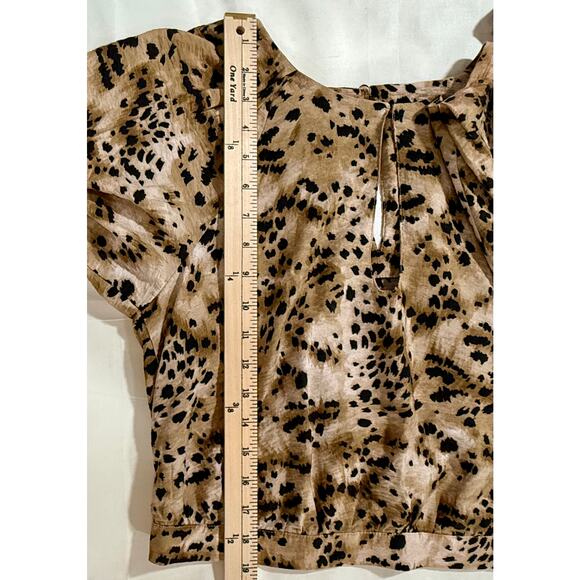 Banana Republic Cropped Animal Pring Keyhole Top Size Medium (035) - Picture 11 of 12